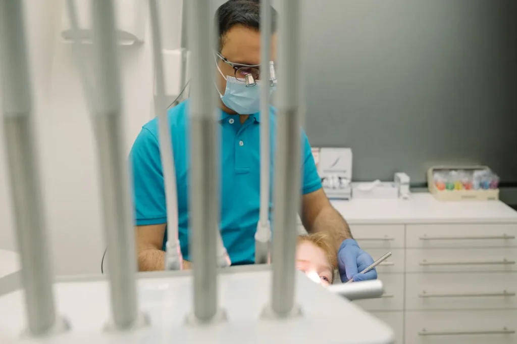 Tandarts van Tandheelkundig Centrum Huissen werkt geconcentreerd aan een behandeling