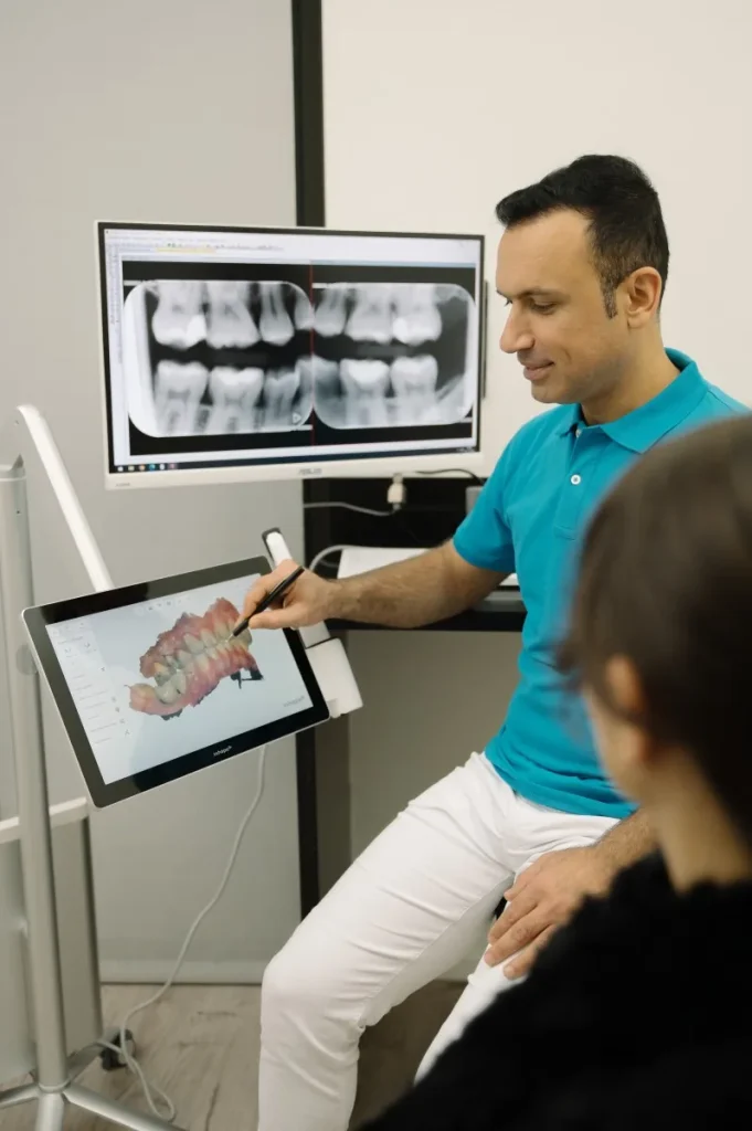 Tandarts bespreekt de digitale scan van het gebit met een patiënt