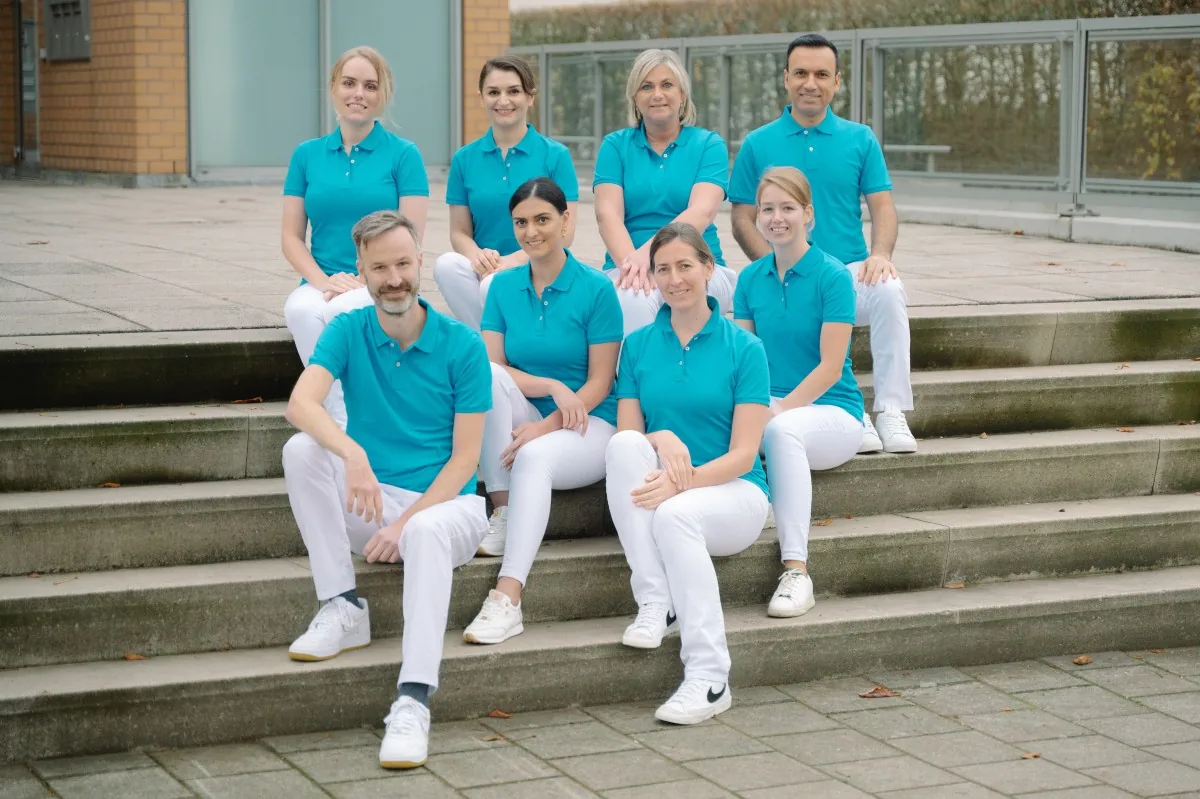 Het team van Tandheelkundig Centrum Huissen buiten voor de praktijk in Huissen